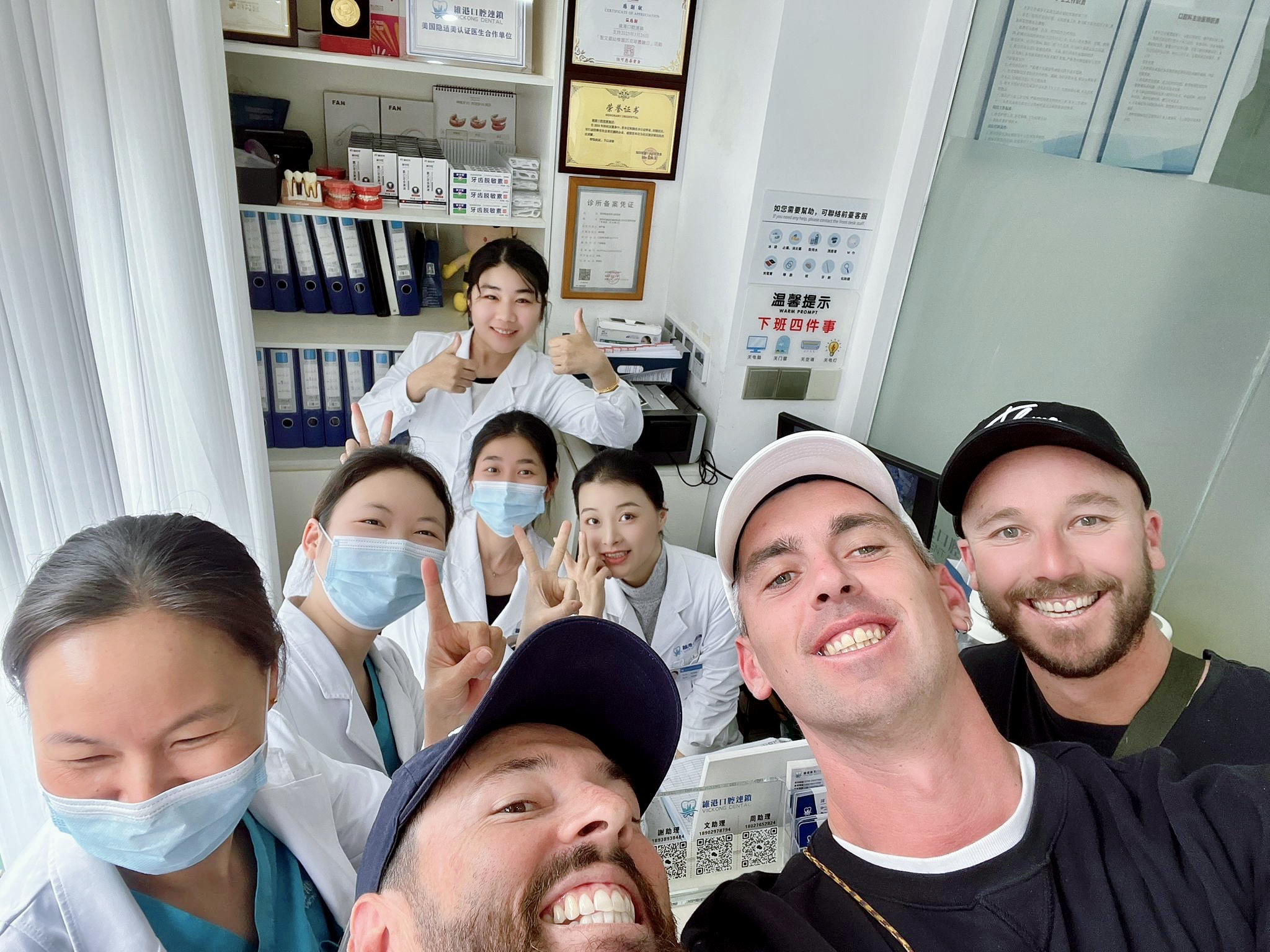 维港口腔外国友人深圳看牙图