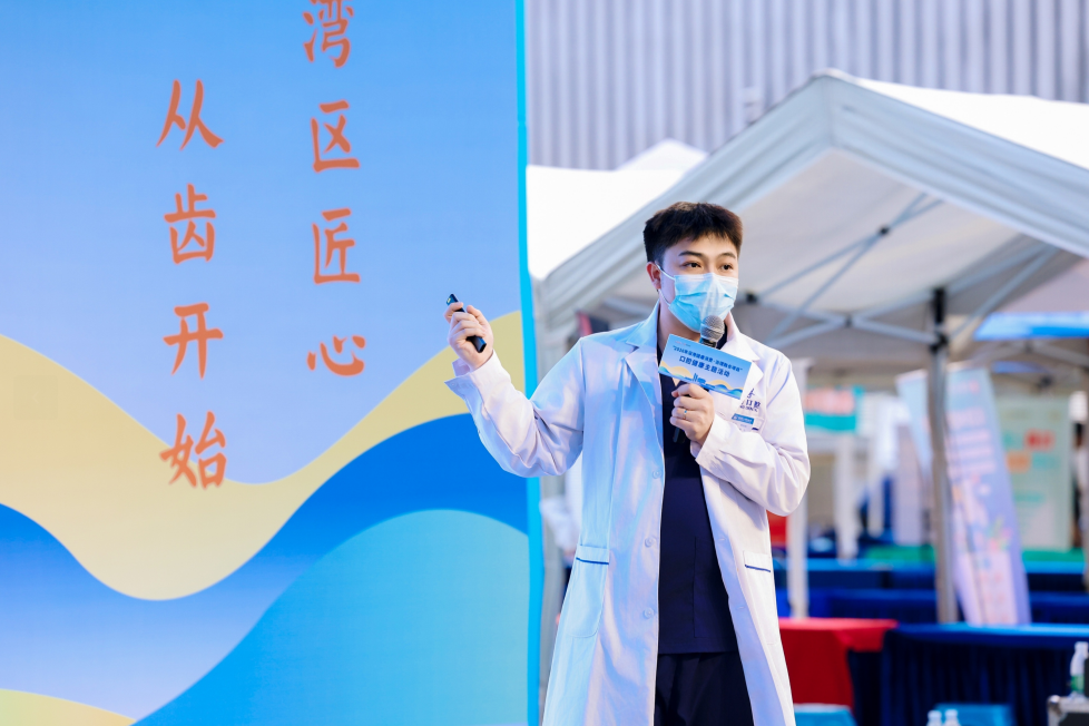 醫生上台講解口腔知識