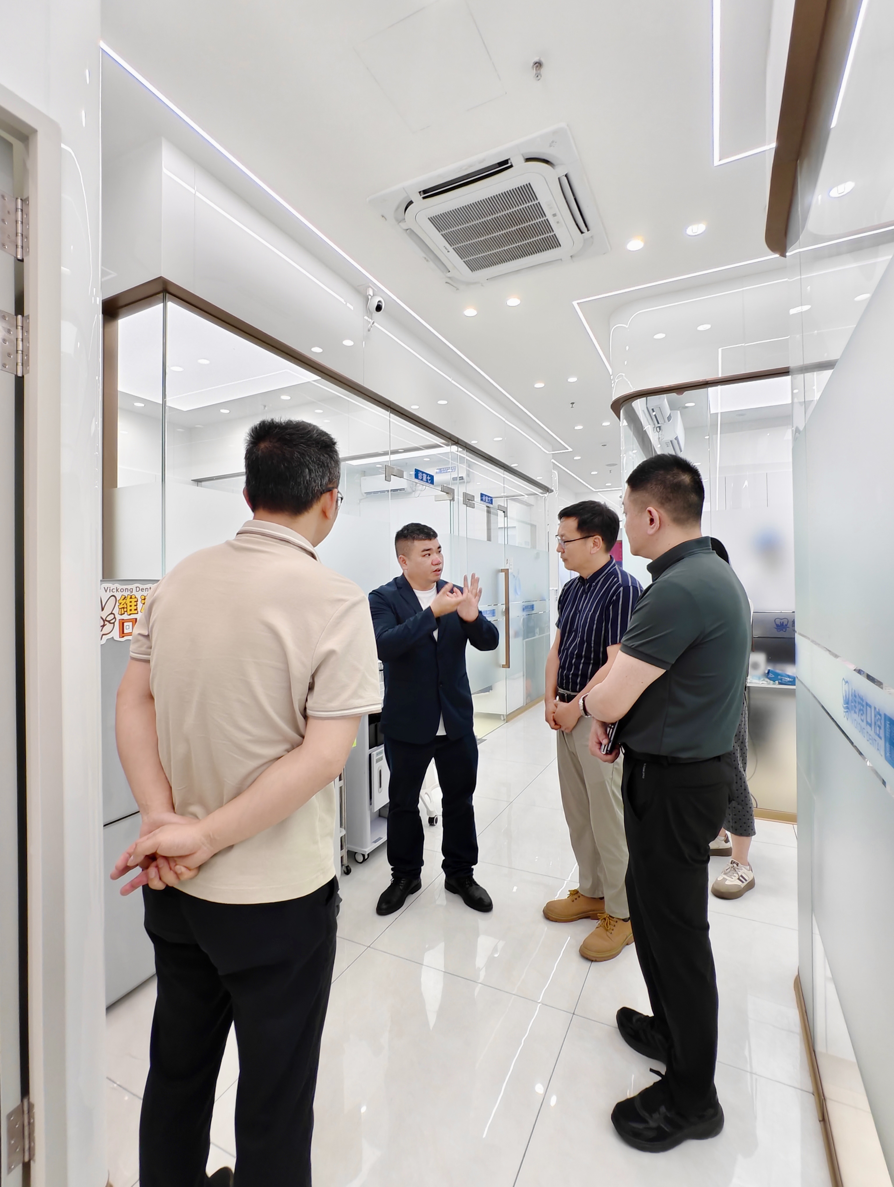 維港口腔集團創辦人鄭嚴素校友親自率領管理團隊陪同校方代表參觀 維港口腔集團創辦人鄭嚴素校友親自率領管理團隊陪同校方代表參觀